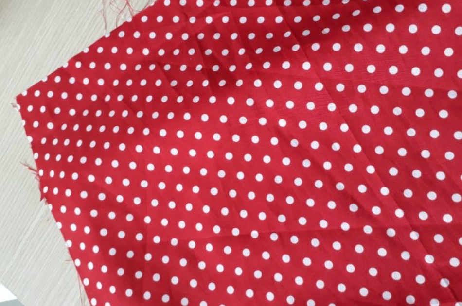 Vải poly 100% nhuộm bông đỏ chấm bi