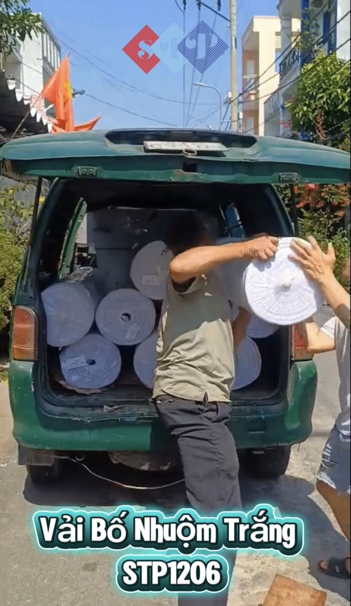 Lên hàng vải bố trắng giao khách