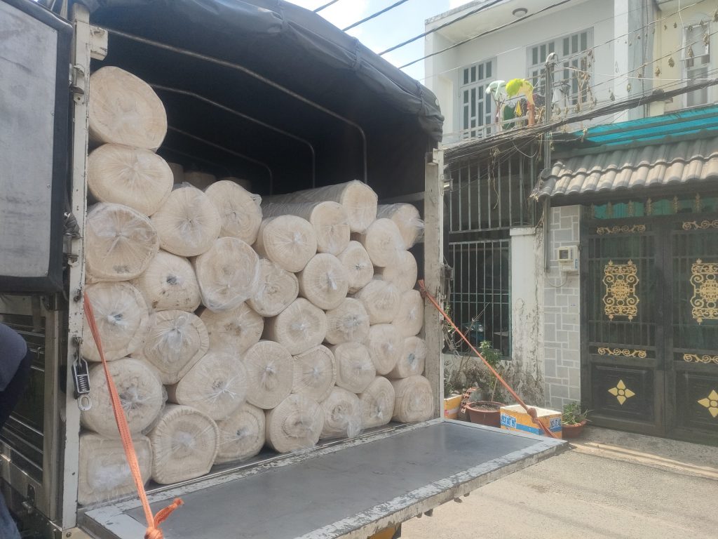 Vải Mộc Lên Xe Hàng Giao Tới Khách